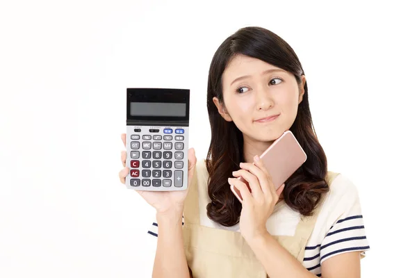 Enttäuschte Asiatische Hausfrau Mit Einem Taschenrechner — Stockfoto