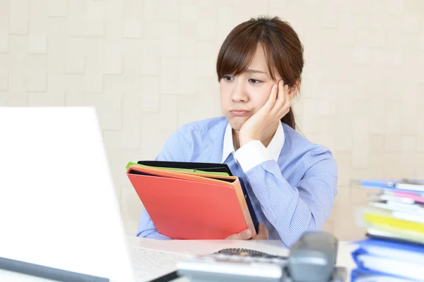 Azjatycki Biznes Kobieta Czuje Się Zmęczony Podkreślił — Zdjęcie stockowe