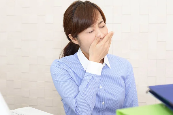 Sleepy Asiático Mujer Negocios Bostezando — Foto de Stock