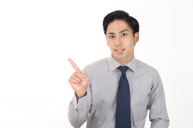 İşadamı parmağıyla işaret ediyor.