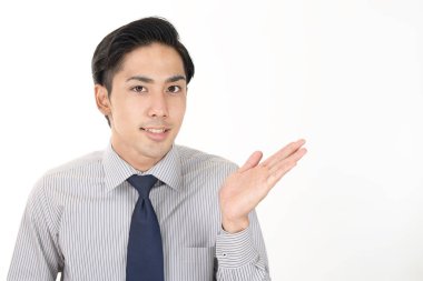 bir şey elinin avuç içinde gösterilen işadamı