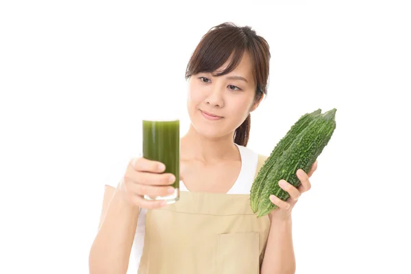 女人喝了一杯蔬菜汁 — 图库照片