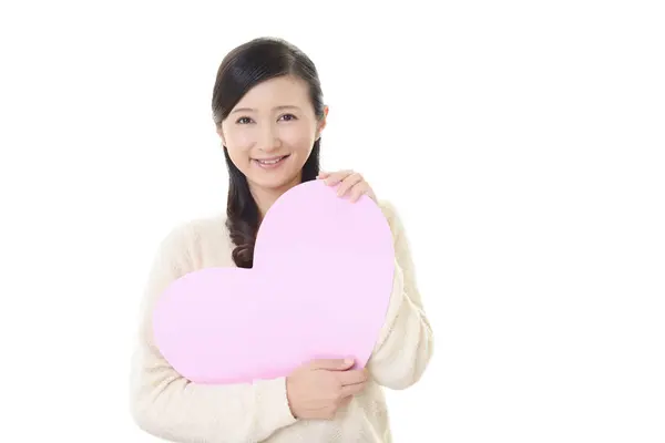 Sorrindo Mulher Segurando Rosa Coração Amor Símbolo — Fotografia de Stock