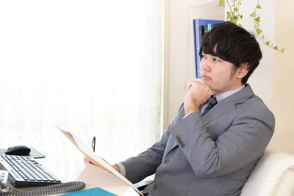 Trabalhador Asiático Empresário Seu Escritório — Fotografia de Stock