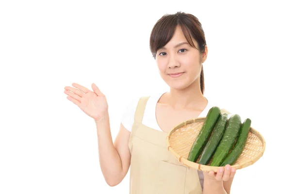 Sebzelerle Gülümseyen Kadın — Stok fotoğraf