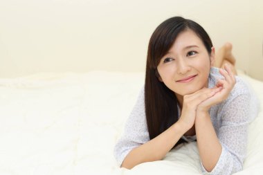 kadın bir yatakta yatarken