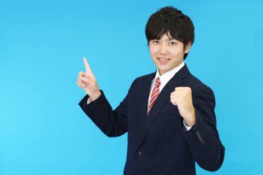 İşadamı parmağıyla işaret ediyor.