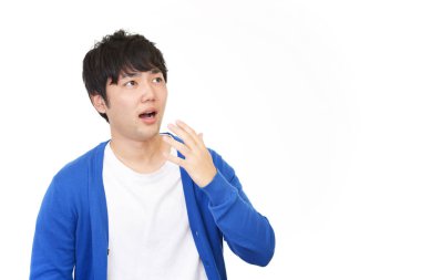 Şaşırmış Asyalı adam beyaz arka planda izole edilmiş.