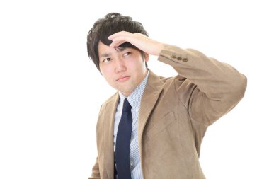 Beyaz arka plan üzerinde izole memnun Asya iş adamı