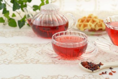 Yemek masasında lezzetli waffle ve çay