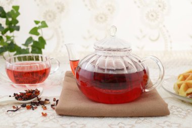 Yemek masasında lezzetli waffle ve çay