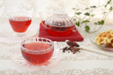 Yemek masasında lezzetli waffle ve çay