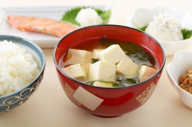 Yemek masası üzerinde lezzetli Japon mutfağı