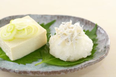 Tabakta taze tofu var.