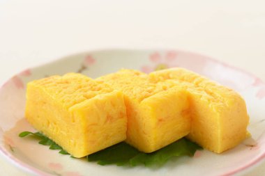 Japaneses plaka üzerinde omlet haddelenmiş