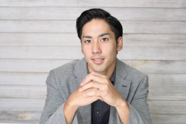 Yakışıklı bir adamın portresi.