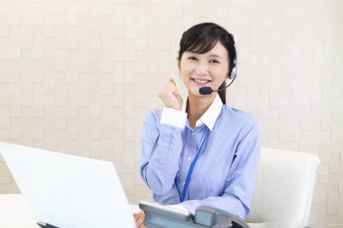 Dizüstü bilgisayar da çalışan çağrı merkezi operatörü