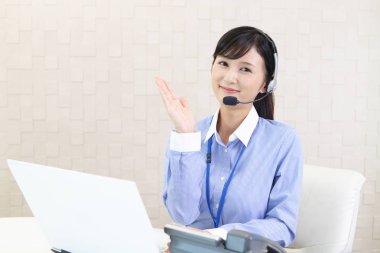 gülümseyen çağrı merkezi operatörü