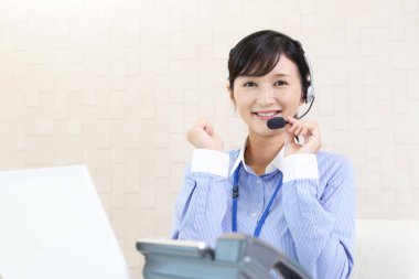 gülümseyen çağrı merkezi operatörü