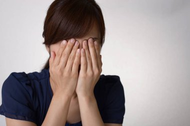 Üzgün kadın gri arka planda izole ağlıyor