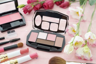 Masadaki kozmetik ürünleri.