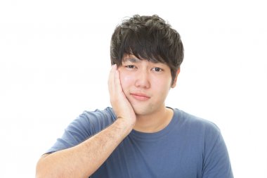 Beyaz arka plan üzerinde izole huzursuz Asyalı adam