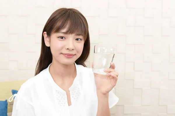 Donna Che Beve Bicchiere Acqua — Foto Stock