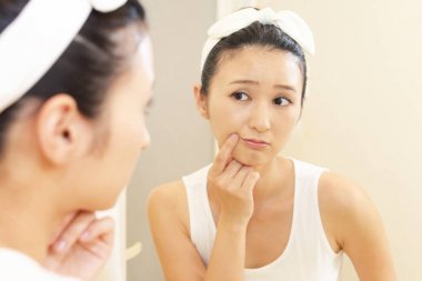 Kırışıklıklar için kontrol kadın