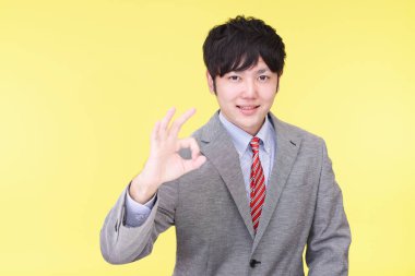 ok el işareti ile işadamı