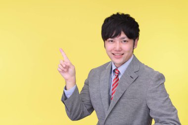 İşadamı parmağıyla işaret ediyor.