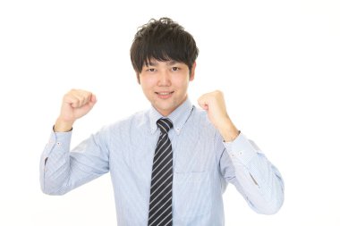 Mutlu poz veren erkek ofis çalışanı.