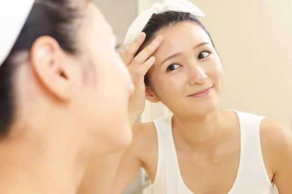 Mujer Que Cuida Cara — Foto de Stock