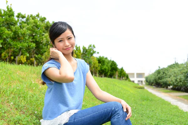 Young Woman Relaxing Park — Stock Photo, Image