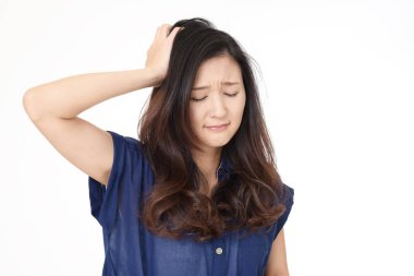 Sinirli Asyalı kadın başını kapma