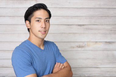 Kolları bağlı Asyalı bir adam.