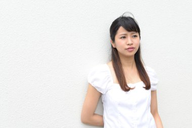 Beyaz arka plan üzerinde izole rahat genç kadın