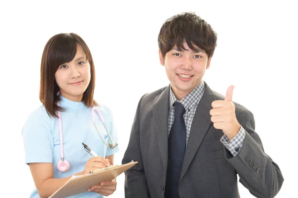 Lächelnde Krankenschwester Bei Einem Gesundheitsinterview — Stockfoto