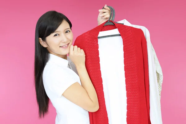 Vrouw Met Hangers Met Trendy Kleding — Stockfoto