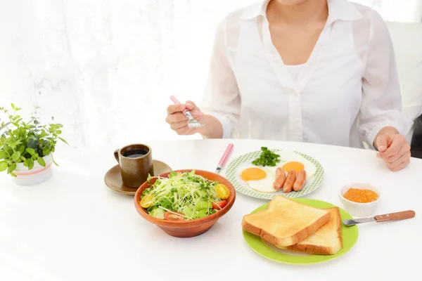 Mujer Desayunando Sabroso — Foto de Stock