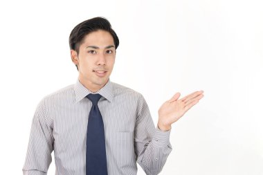 bir şey elinin avuç içinde gösterilen işadamı