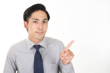 Asya işadamı izole üzerinde beyaz arka plan işaret