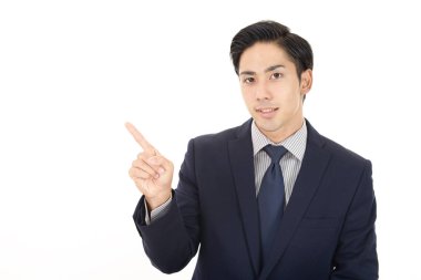 İşadamı parmağıyla işaret ediyor.