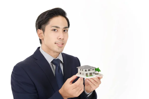 Aziatische Zakenman Houden Een Huisvesting Model — Stockfoto