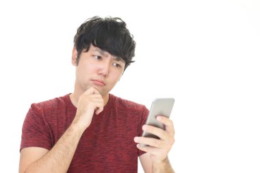 Adam akıllı telefon arayan