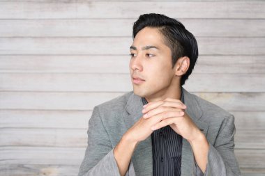 Yakışıklı bir adamın portresi.