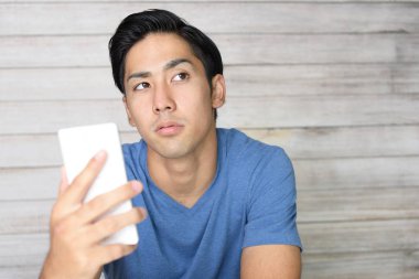 Asya adam akıllı telefon tutarak