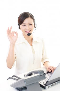 Çalışmayı seven çağrı merkezi operatörü