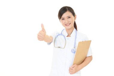 Beyaz arka plan üzerinde izole gülümseyen kadın hemşire