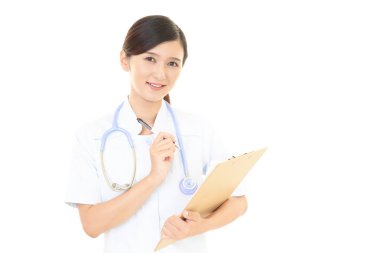 Beyaz arka plan üzerinde izole gülümseyen kadın hemşire