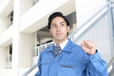 Asyalı işçi başarının tadını çıkarıyor